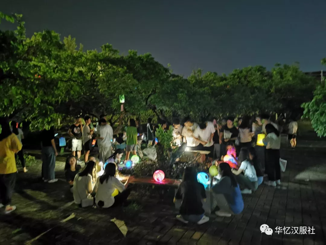 累累硕果谢师恩，金风秋月贺团圆